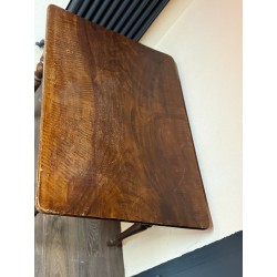 Antiker 85-jähriger Wirtshaustisch aus Holz – charmantes Original mit Schublade