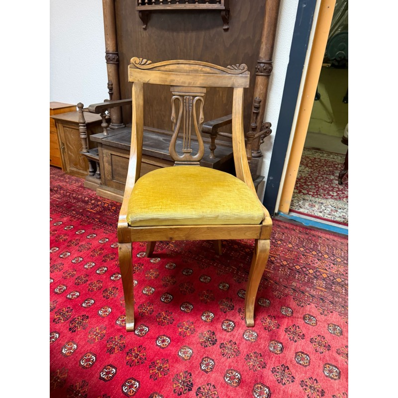 Alter Holzstuhl mit gepolsterter Sitzfläche – elegantes Einzelstück mit klassischer Ausstrahlung