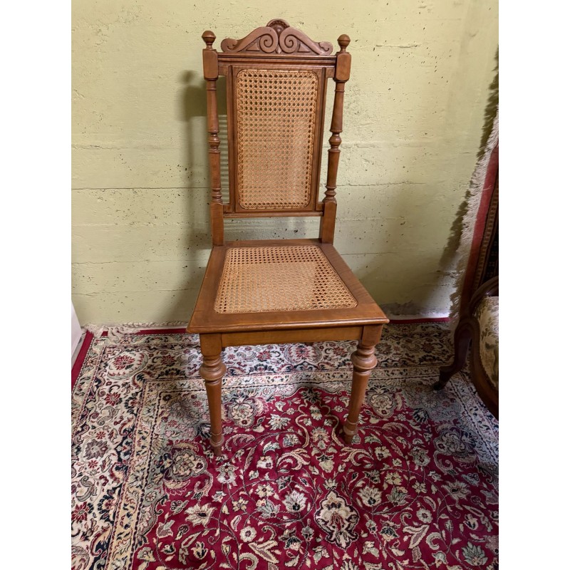 Antiker Holzstuhl mit Bast-/Rohrgeflecht – dekorativer Stuhl mit schönem Vintage-Charme