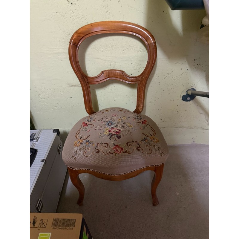 Antiker Stuhl mit Gobelin-Bezug – eleganter Holzstuhl mit floraler Polsterung