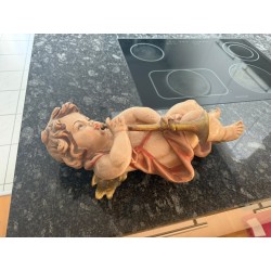 Antiker Putten-Engel mit Trompete / Horn – dekorative Wandfigur im Barockstil