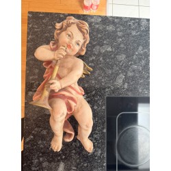 Antiker Putten-Engel mit Trompete / Horn – dekorative Wandfigur im Barockstil