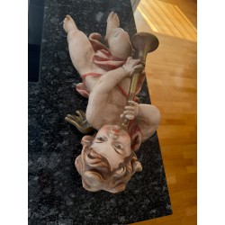 Antiker Putten-Engel mit Trompete / Horn – dekorative Wandfigur im Barockstil