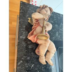 Antiker Putten-Engel mit Trompete / Horn – dekorative Wandfigur im Barockstil