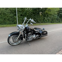 Harley-Davidson Road King – edler Custom-Bagger in Schwarz/Chrom